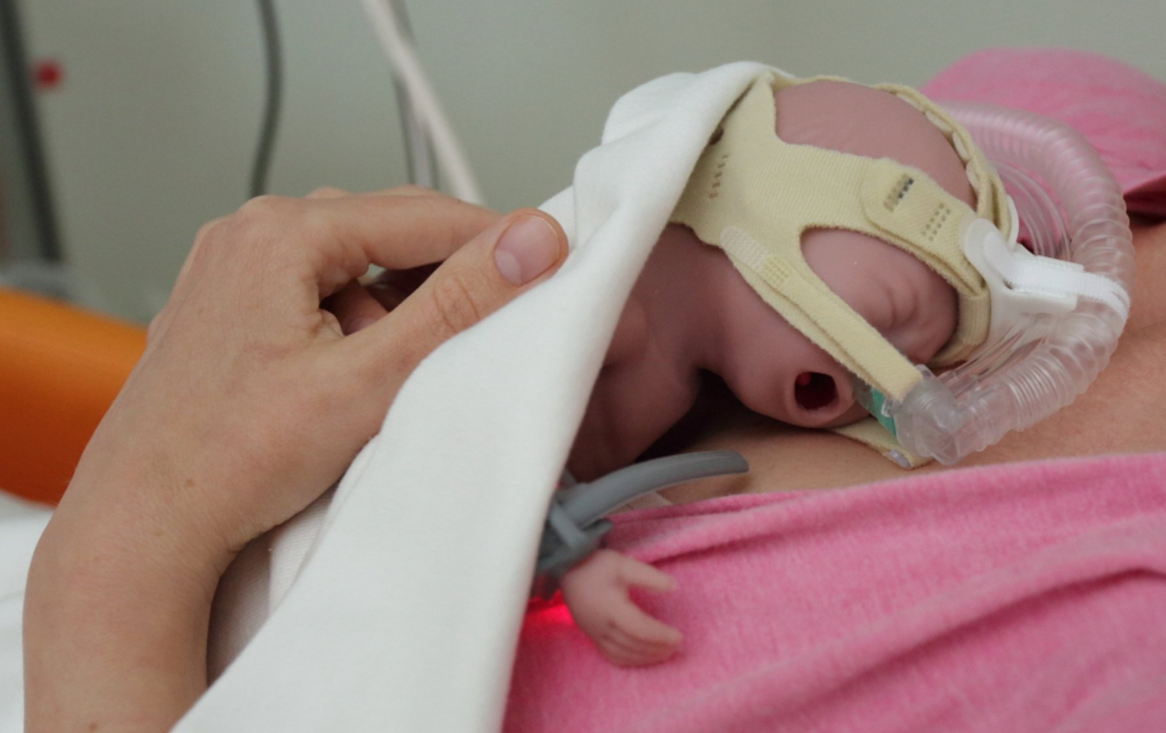 Read more about the article Koolitused sünnitusmajade meditsiinipersonalile 25 rasedusnädala vanust enneaegset vastsündinut imiteeriva kõrgtehnoloogilise simulaatori Premature Annega